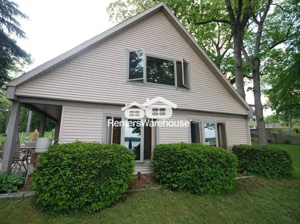 2310 N Lake Dr, Oconomowoc, WI 53066