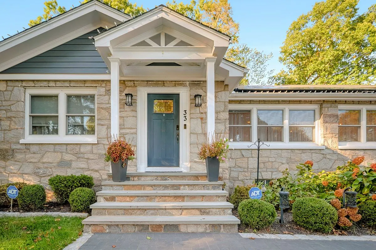3 bed, 3.0 bath, 1838 sqft, $5,000 — Photo 2