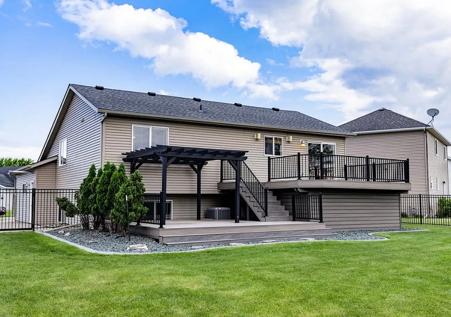 Spacious 4-Bedroom Home with a Huge Fenced Yard in West Fargo! — Photo 3