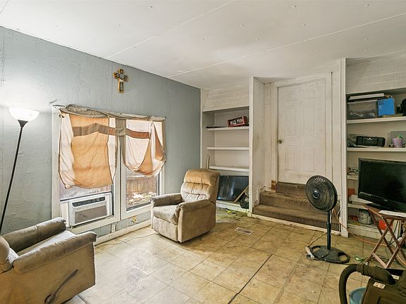 5th image of 73 Live Oak St