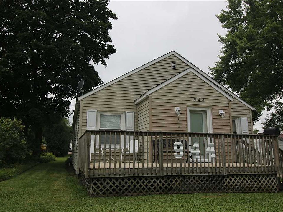 1st image of 944 1st Ave NE