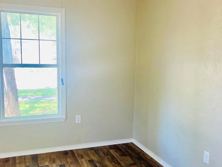 916 NW Dearborn Ave — Photo 17