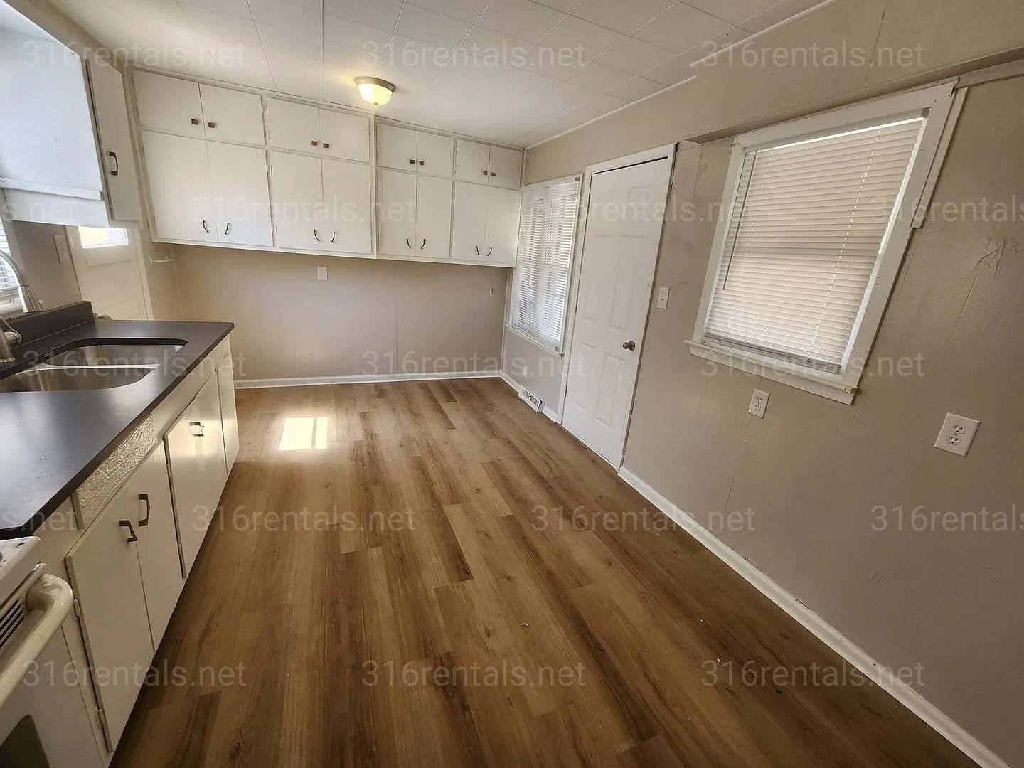 $1,195 - 3 bedroom/ 1 bathroom - Single Family Home — Photo 4