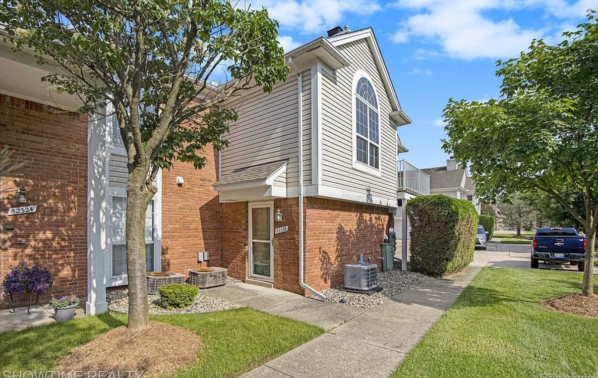 2 bed, 1016 sqft, $1,850 — Photo 1