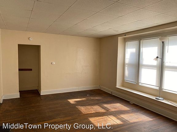 3rd image of 927 W Kilgore Ave #10382302