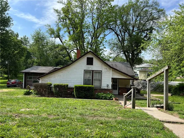 3006 Beck Rd, Saint Joseph, MO 64506