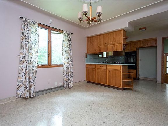 4th image of 447 Laurel St