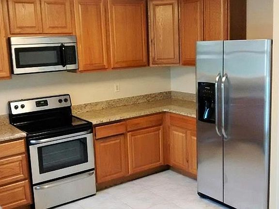 3rd image of 302 Montgomery Ct