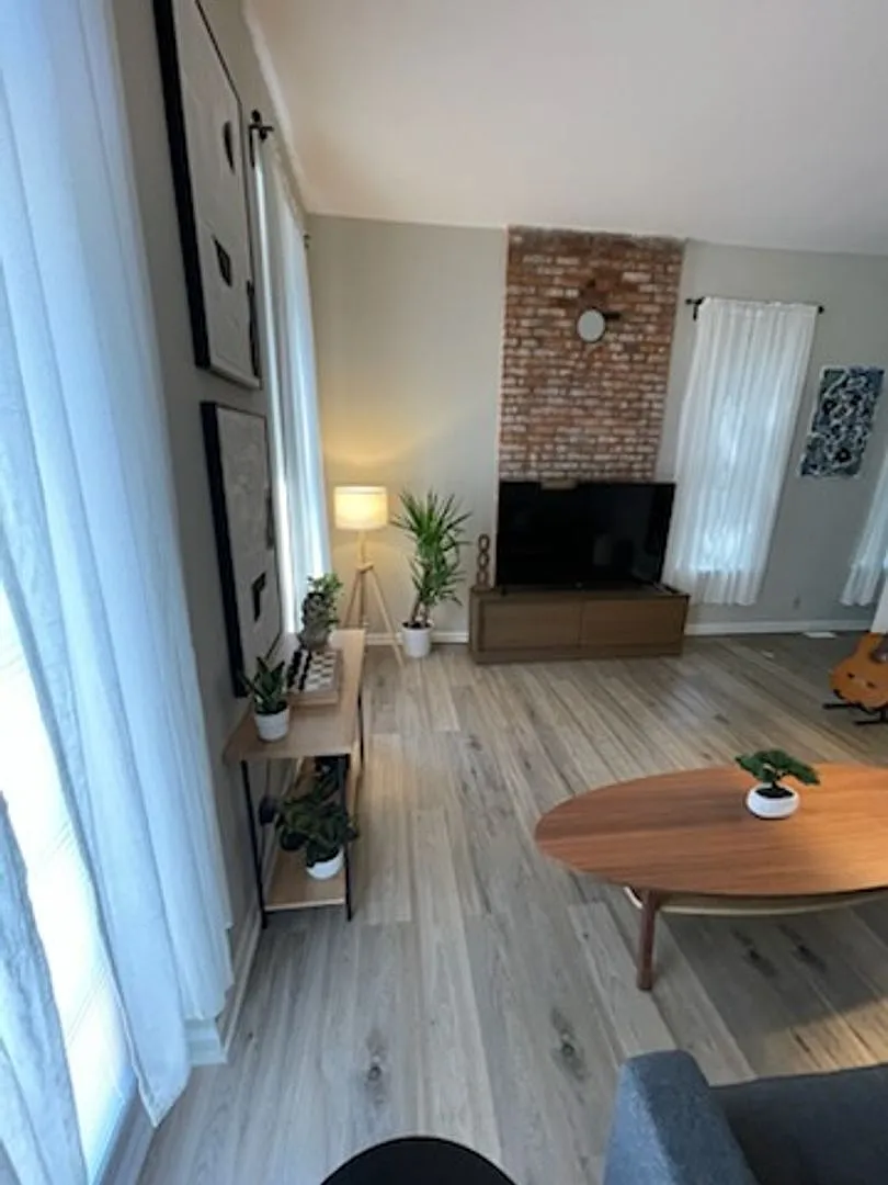Menard Apartments — Photo 3