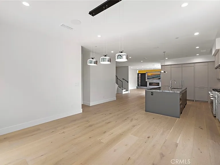 1511 Cliff Dr — Photo 6