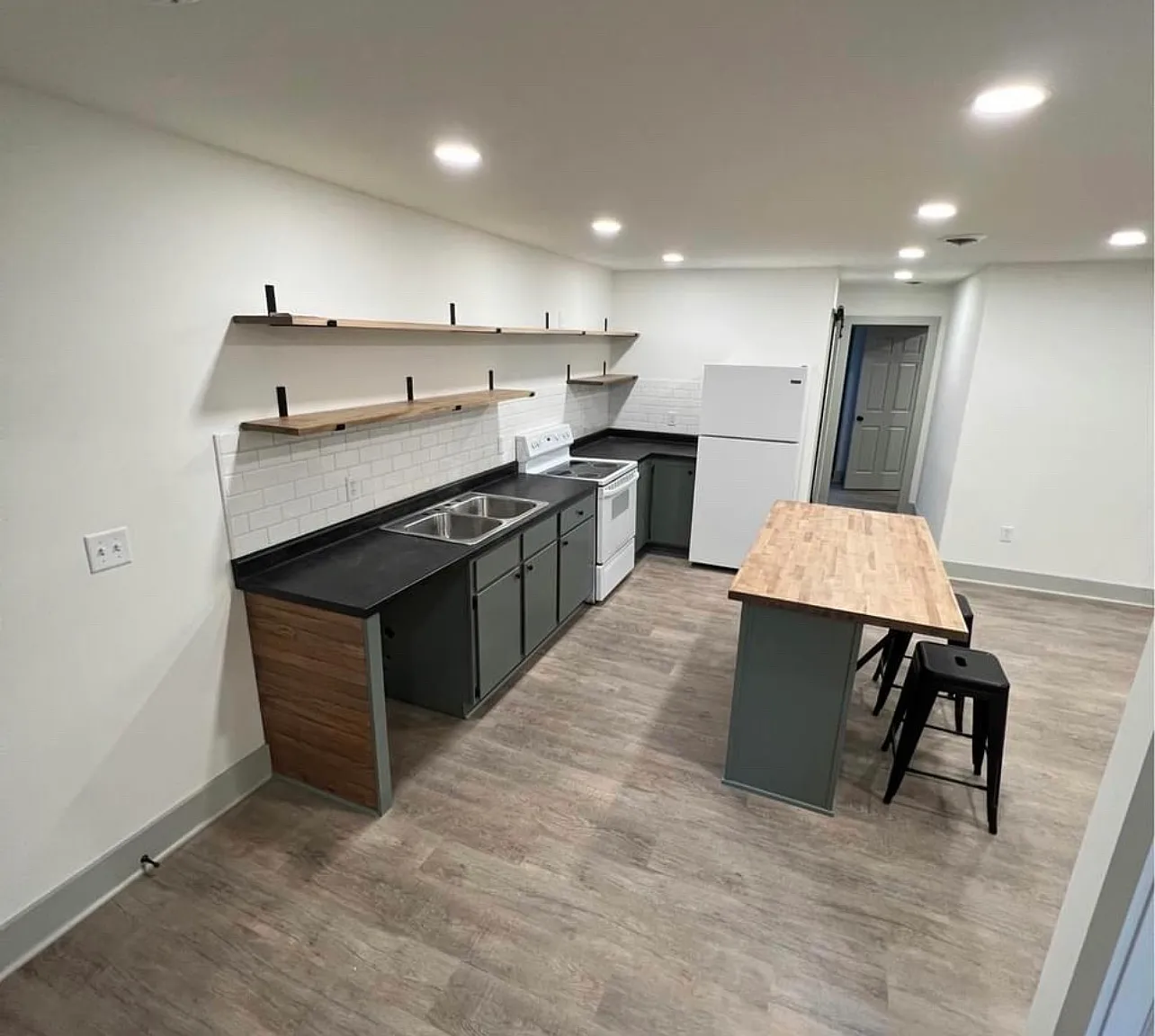 2 bed, 900 sqft, $1,100 — Photo 1