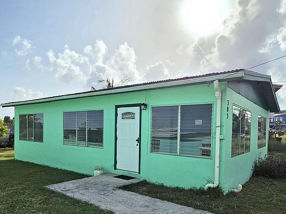 2nd image of 305 Strawberry Hill QU