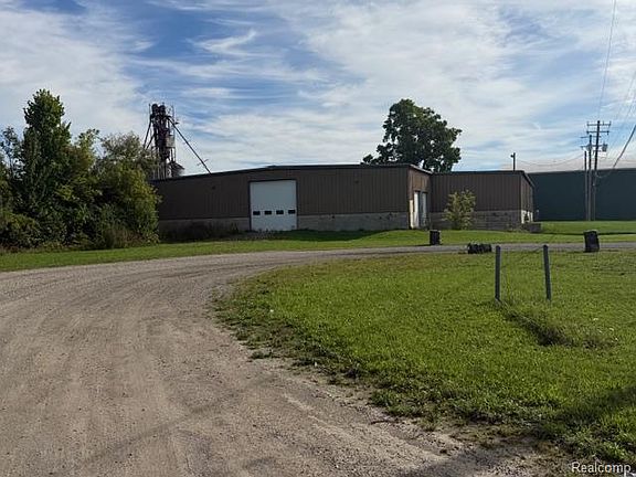 4th image of 352 County Center St