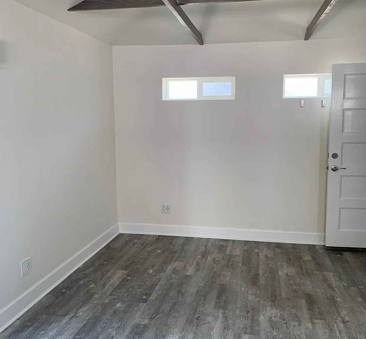 17461 Keswick St — Photo 4