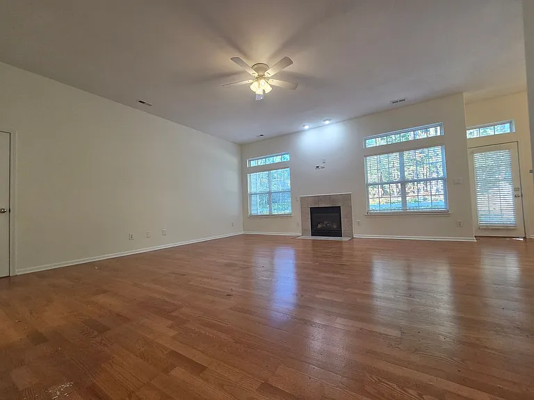 112 Spring Grove Dr — Photo 2