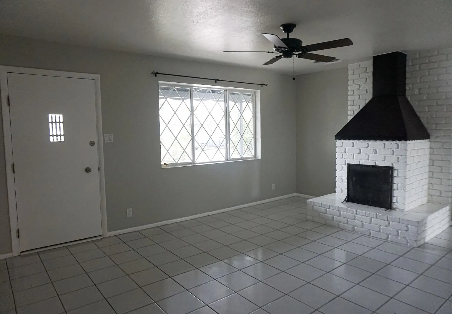332 E Pierce St — Photo 3
