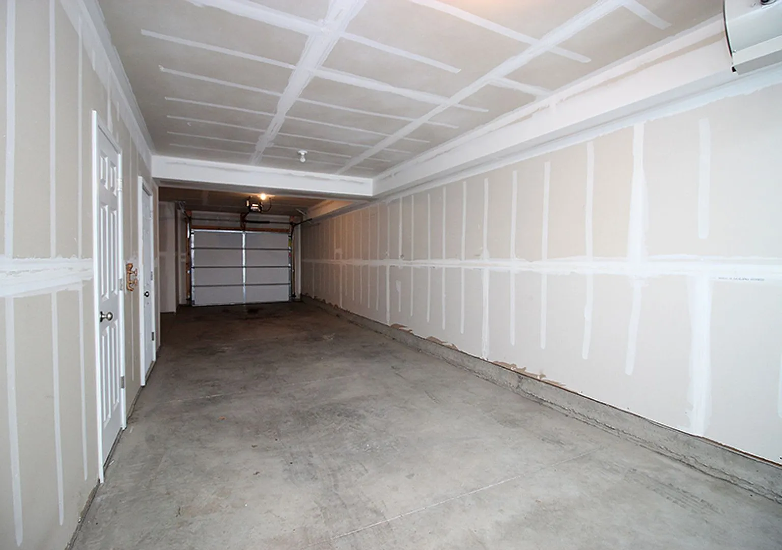 Welcome home to 3167 Sullivan Loop - a stunning 2-bedroom, 2.5-bathroom gem in a prime location! — Photo 3