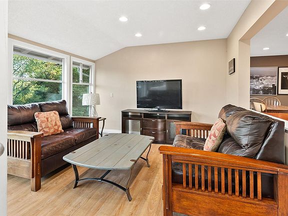 5th image of 975 Meadowview Pl