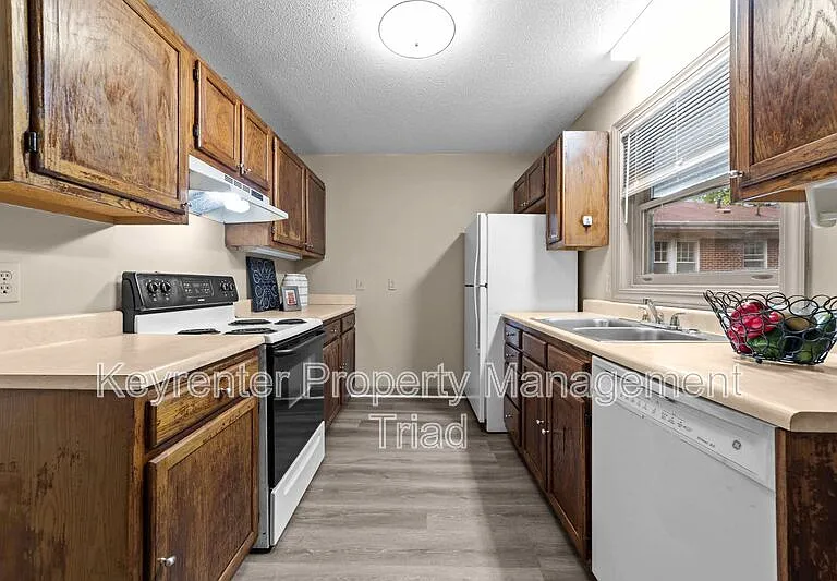 211 McIver St #A — Photo 2
