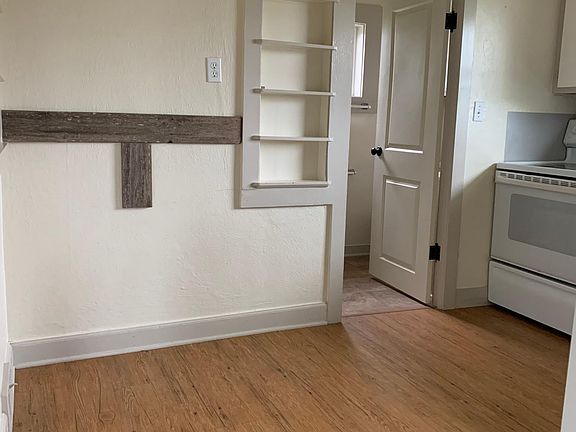 4th image of 939 Pleasant Ave