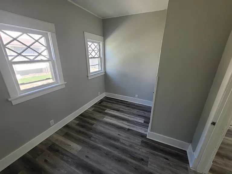 208 E Walnut St — Photo 6