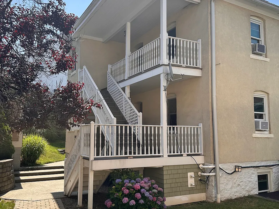 18 Berrian Pl #B