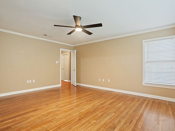 3rd image of 3108 Lyle Ave