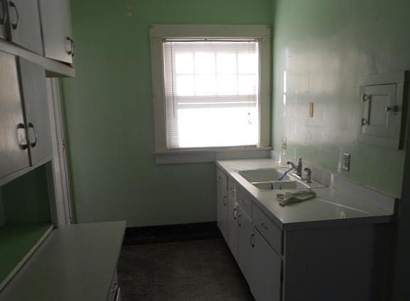4th image of 2536 Malvern Ave