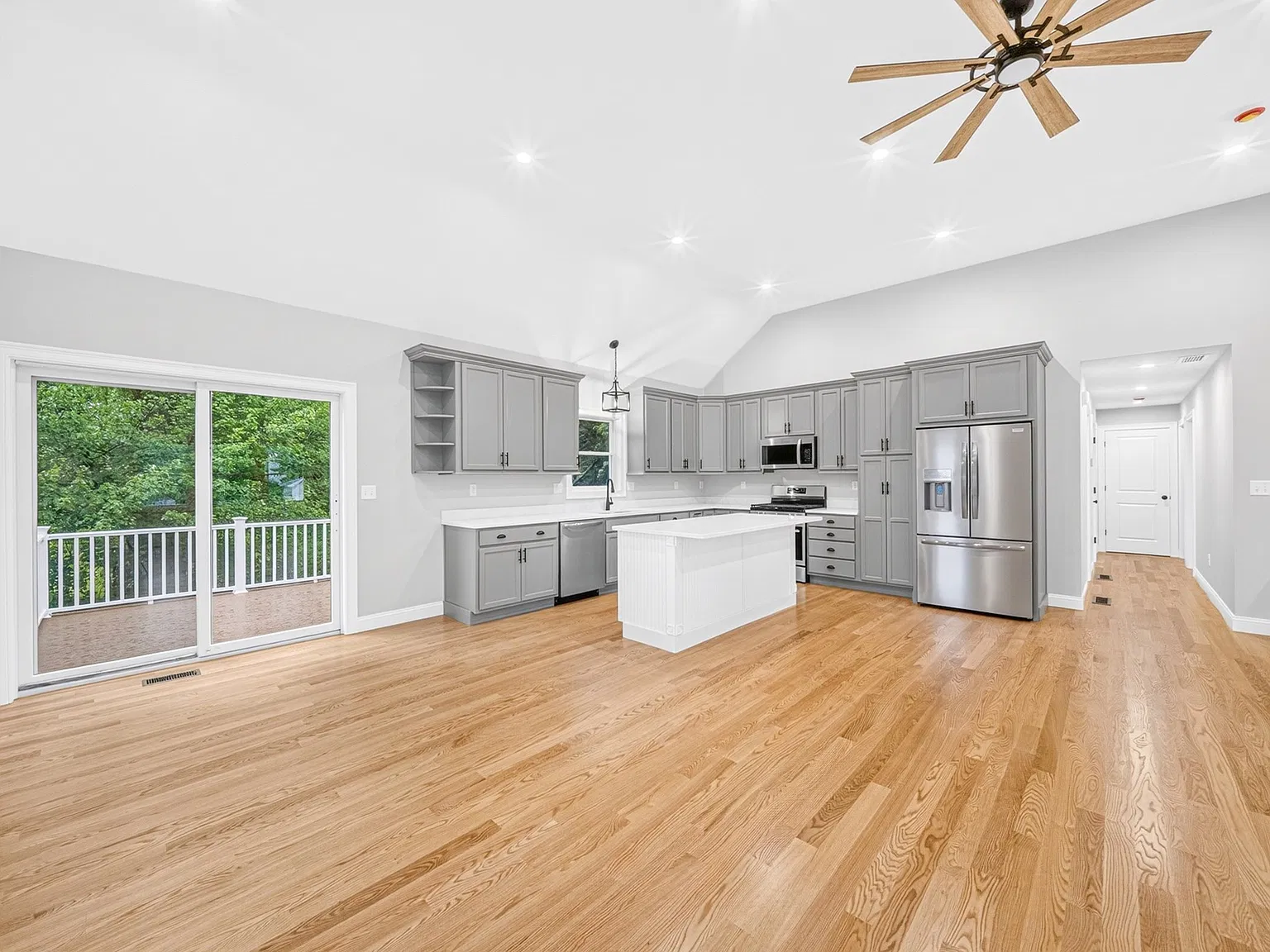3 bed, 2.0 bath, 1797 sqft, $3,800 — Photo 2