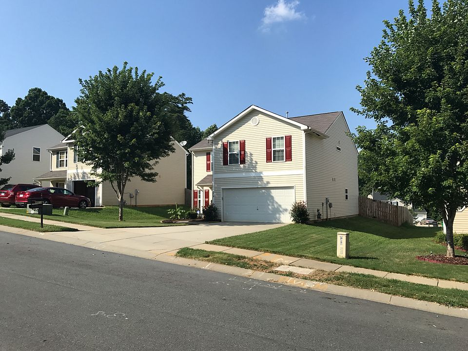 2nd image of 4918 Lynn Lee Cres