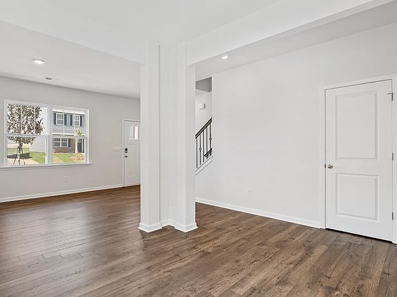 5th image of 632 Hollyrose Cir