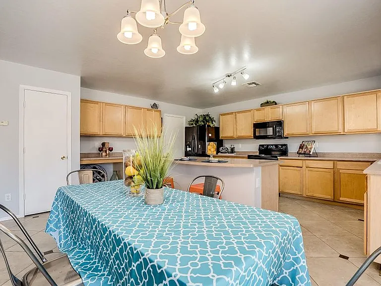 3116 W Pleasant Ln — Photo 4