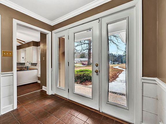 5th image of 500 Henrietta Ave E