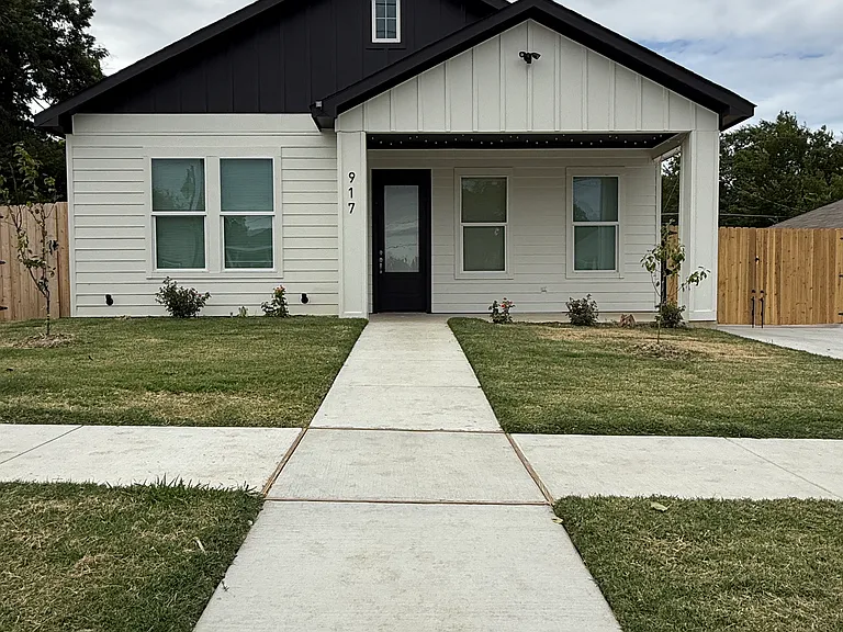 917 E Tucker St — Photo 1