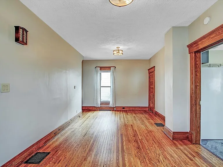 301 E Columbus St — Photo 13