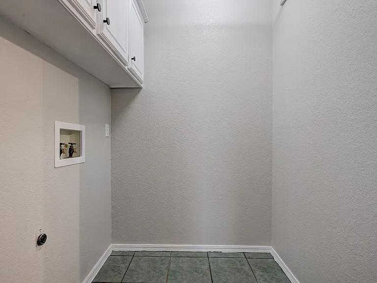 605 Springwood St — Photo 10