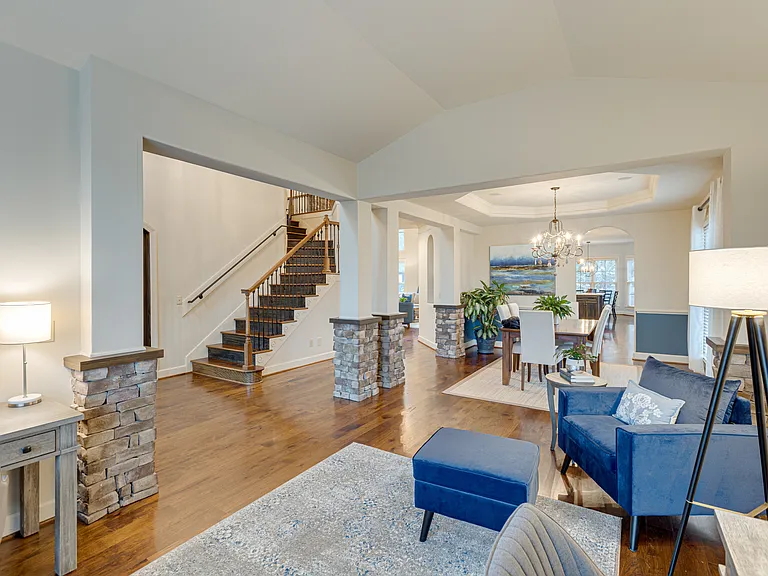 219 King Arthur Cir — Photo 2