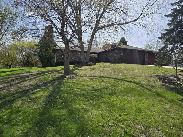 3027 W Greenfield Dr, Freeport, IL 61032