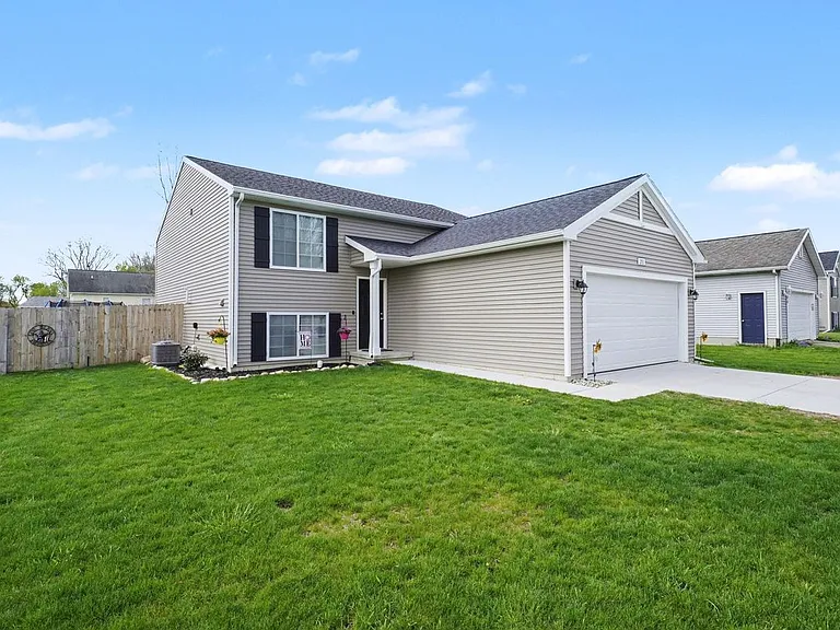 202 Creek Pointe Cir — Photo 1