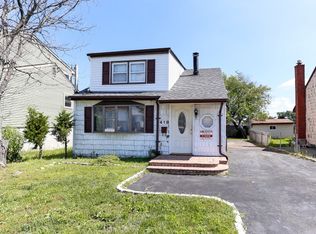 418 Venetian Blvd, Lindenhurst, NY 11757