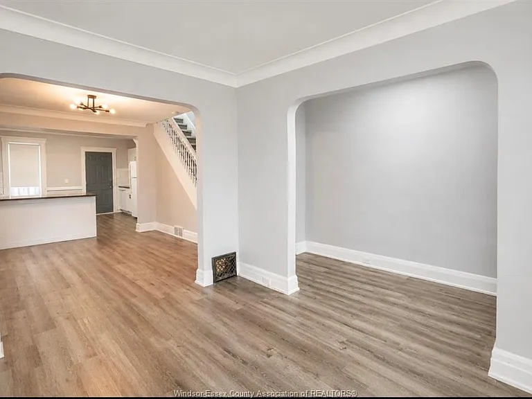 790 Marentette Ave — Photo 3