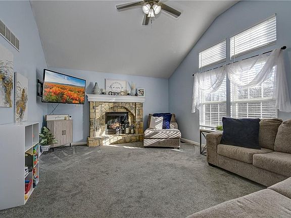 5th image of 216 NE Topaz Dr