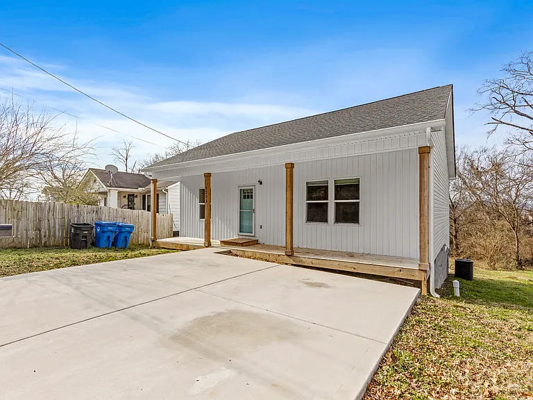 1213 N Chamberlain Ave — Photo 3