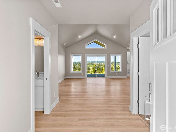 4th image of 122 Tillicum Dr