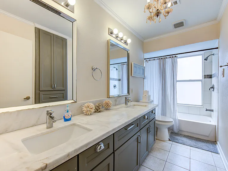 1522 S Kirkwood Rd — Photo 2