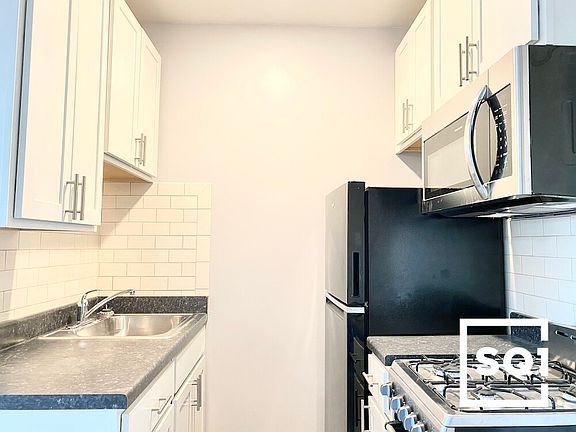 2nd image of 4031 N Kenmore Ave APT 411