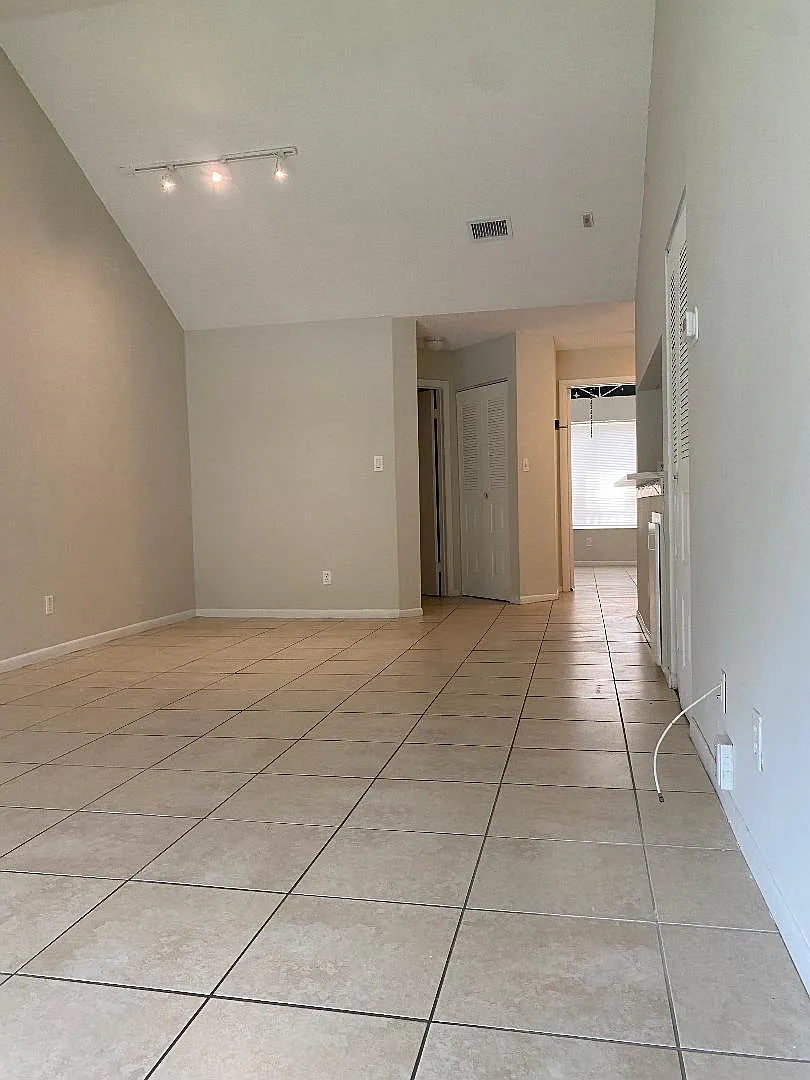 2 bed, 2.0 bath, 1044 sqft, $1,999 — Photo 3