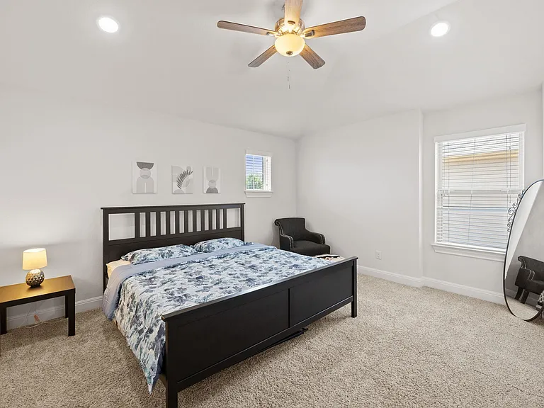 724 Pioneer Grv — Photo 32