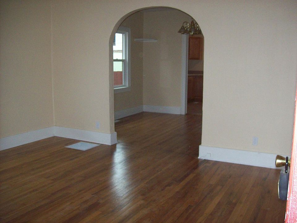 1st image of 903 E 5th St