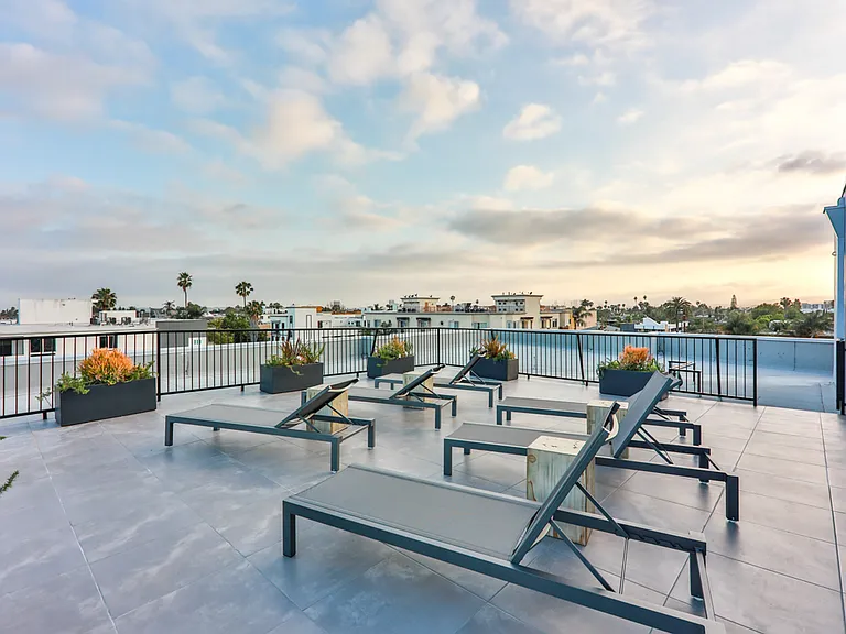 900 N Wilcox Ave #105 — Photo 40